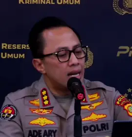 Polisi menetapkan enam orang admin media sosial sebagai tersangka dalam kasus dugaan penghasutan anak di bawah umur untuk melakukan aksi anarkistis di Jakarta lewat media sosial. Enam orang tersebut, yakni DMR, MS, SH, KA, RAP, dan FL. #kapoldametrojaya  #poldametrojaya  #polri 