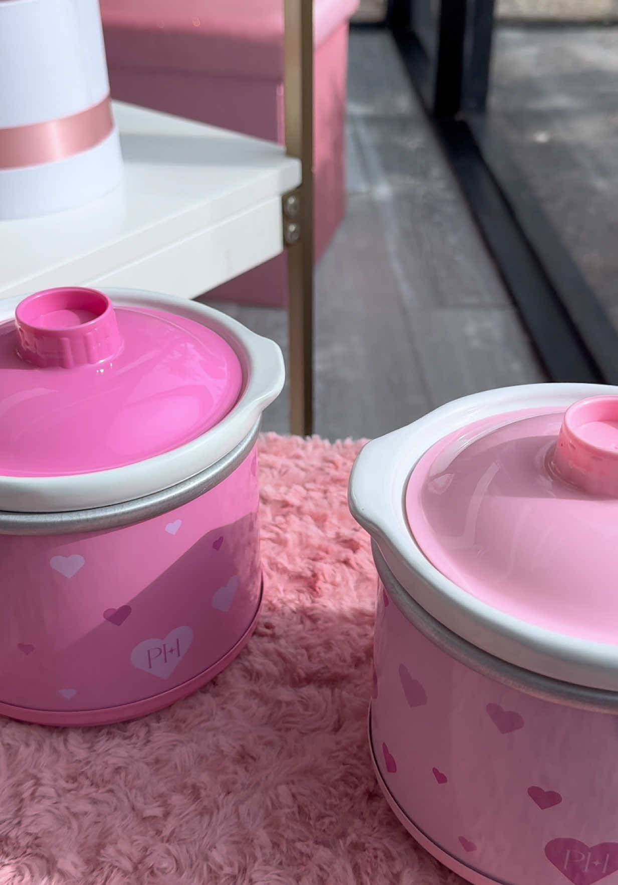 These dip warmers were made to be iconic. 💅✨ #parishilton #pink #cookware #warmer #dips 