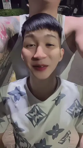 Cầm nhẫn cưới trên tay #trend 