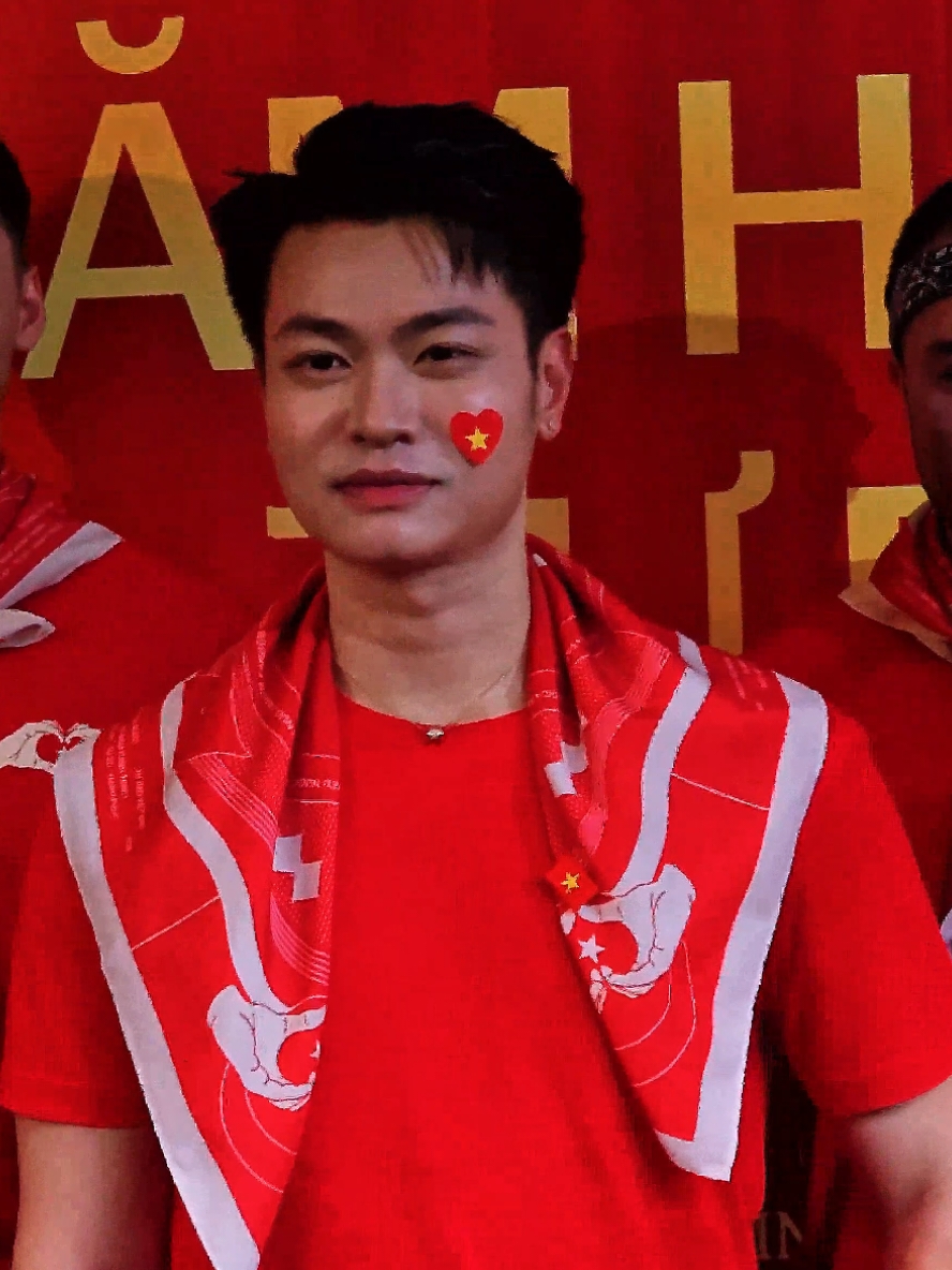 Đá vào mông embe đau, embe dỗi đó nhé bạn hàng xóm ơi 🤣🤣🤣 #ninhduongstory #ninhanhbui 