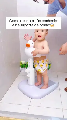 Revolucione a hora do banho! Agora seu pequeno pode tomar banho em pé, com total segurança e conforto! 🐥 Simples de usar, fácil de ajustar!  #BanhoDoBebê #ConfortoParaOsPais #MaternidadeReal #SuporteDeBanho #VidaDeMãe