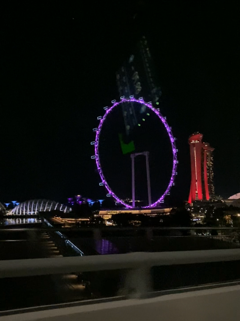 Siapa yang kangen jalan jalan malam dengan view Singapore flyer & Marina Bay Sand ini? Iconic dari negara Singapore yang bikin kangen jika berkunjung ke negara ini.. 🇸🇬 #singapura #singapore #marinabaysands #fypシ゚ #capital 
