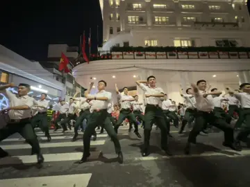 Đã sơ mi trắng lại còn “đi giữa trời rực rỡ để gặp nhau giữa rừng mơ” Các bạn học viên trường Sĩ Quan Chính Trị nhảy mashup #a80 #xuhuongtiktok #viral #80namquockhanh #syquanchinhtri 