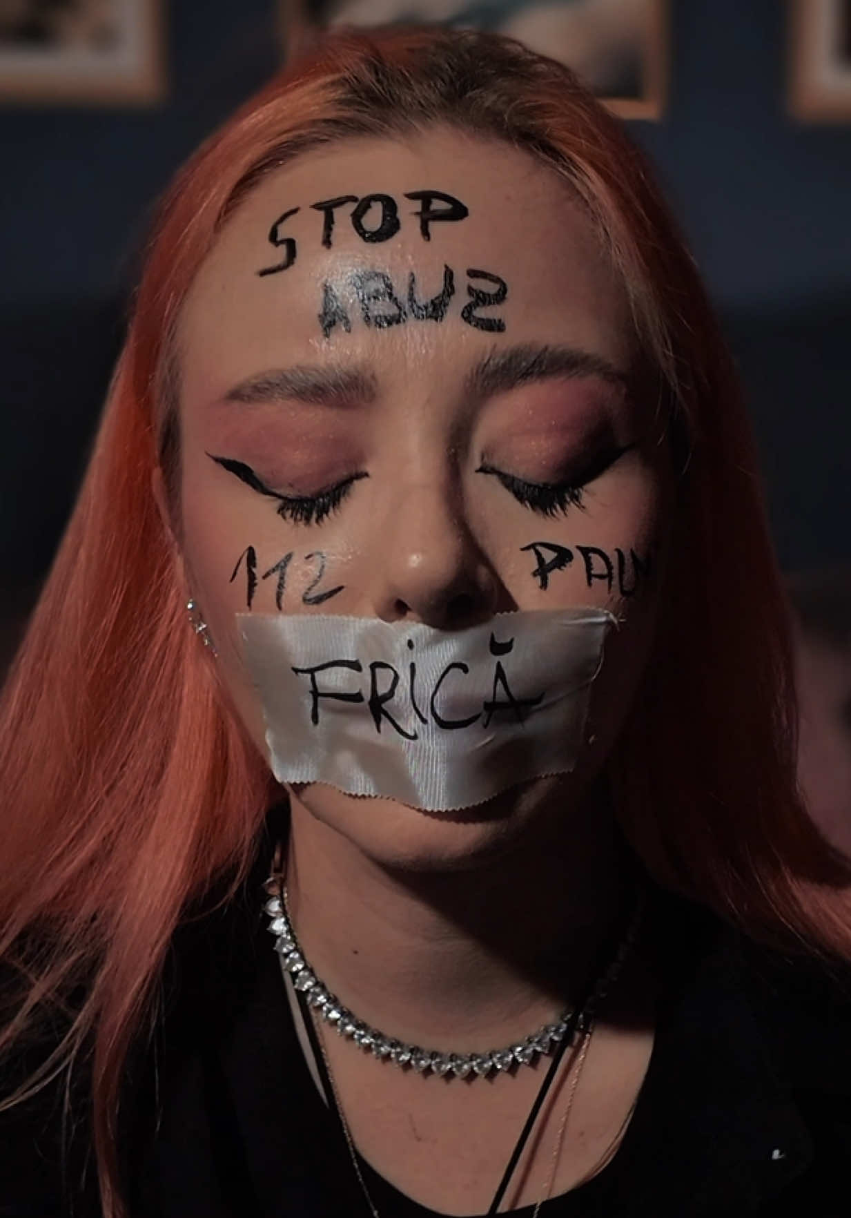 Într-o țară în care se vorbește nonșalant, la un podcast urmărit de zeci de mii de oameni, despre cum îți abuzezi femeia acasă și despre cum le-ai abuzat și pe cele dinaintea ei… Într-o țară în care „o palmă” se dă „de control”… Într-o țară în care femicidul este în floare și, totuși, dacă ești abuzată, nu ai niciodată suficiente dovezi… CINE SARE PENTRU NOI? Acesta este un manifest prin care vreau să cer o țară sigură pentru femei. Frica răpește glasuri și transformă apeluri la 112 ratate în tragedii. Eu aleg să vorbesc și vă rog să o faceți și voi. Puterea abuzatorilor vine din tăcere și ignoranță. Eu spun NU abuzului.