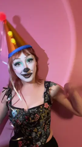 Damsel in distress my a$$ 😝 #shrek #clown 