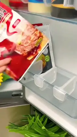 Chega de bagunça na geladeira! 🧊 Esse kit com 4 divisórias é perfeito pra organizar as prateleiras da porta de forma prática e rápida. Expansível de 8 a 12 cm, se adapta a diferentes espaços e também pode ser usado em cestos e bandejas. Mais organização, menos stress no dia a dia! ✨ #organização #dicaspraticas #tiktokshop #achadinhos #vidaprática   