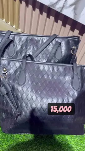 Best seller always😍my babes don’t play with it 💞 Price:15,000 #totebagabuja #abujabagseller #abujavendor #abuja #audreyglitz 