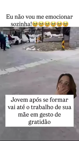 Jovem após se formar vai até o trabalho de sua mãe como gesto de gratidão por tudo 😢❤️‍🩹