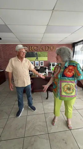 How are you gonna learn this dance trend if you don’t listen dad!Consentrate Daniel! 🤣🤣🤣🤣 #MrsBetty #GolferDaniel #fyp #Parents 