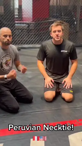 La Corbata Peruana es una de las muchas variantes del estrangulamiento con corbata en el BJJ. Fue creada por el exluchador de peso wélter de la UFC Tony De Sauza 🇵🇪. Tras practicar la técnica y comprobar su eficacia, muchos luchadores la han incorporado a su arsenal, lo que ha impulsado su popularidad. Esta estrangulación se suele aplicar desde la llave frontal a la cabeza tras defenderse con éxito de un derribo mediante una extensión. Tras la extensión, es mejor aplicar la estrangulación con control de cabeza y brazo contra el oponente. Se realiza sujetando la cabeza y el brazo del oponente con ambas manos mediante un agarre en S o un agarre de gablete , mientras se coloca una pierna por detrás del cuello del oponente (para ejercer presión hacia abajo) y la otra pierna cruzando la espalda. La corbata peruana es una de las pocas estrangulaciones de cabeza y brazo que utilizan las piernas para la sumisión, utilizando las cuatro extremidades para controlar el cuello, la cabeza y la parte superior del cuerpo del oponente. La mayoría de las variantes de llave frontal a la cabeza se centran en movimientos de compresión, rotación y torsión, mientras que la corbata peruana se centra en aplicar presión con las extremidades. #artesmarciales  #ufcrussia  #ufcedit  #mma  #jiujitsuperu 