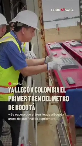 #LaSillaEnVivo En la madrugada de este martes arribó al puerto de Cartagena el barco con el primer tren del Metro de Bogotá. Este fue enviado a principios de agosto desde el puerto de Qingdao, en China. Este es el primero de los 30 trenes que conformarán la primera línea del Metro de Bogotá. Se espera que el tren llegue a Bogotá antes de que finalice septiembre. En el patio taller ubicado en Bosa se hará el ensamble final. El gerente de la Empresa Metro de Bogotá, Leónidas Narváez, ha dicho que se espera que las pruebas operativas de los trenes se hagan en mayo de 2026 y la entrega y operación del Metro de Bogotá para marzo de 2028. Según el Distrito, a la fecha, el avance de las obras de la primera línea es del 60%.