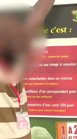 Le prénommé #Abou , âgé de 39 ans, a été interpellé, le lundi 1er septembre 2025, à son domicile, à #Attécoubé , par les éléments de la Plateforme de lutte contre la cybercriminalité (#PLCC ). Ce ‘’brouteur’’ était en possession de la faramineuse somme de plus de #180millions de francs cfa et de 115 téléphones portables volés.