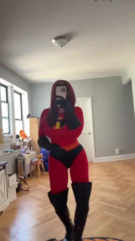 I’m a Pixar mom #mrsincredible #halloween #adultcostumes #costumeideas #superhero 
