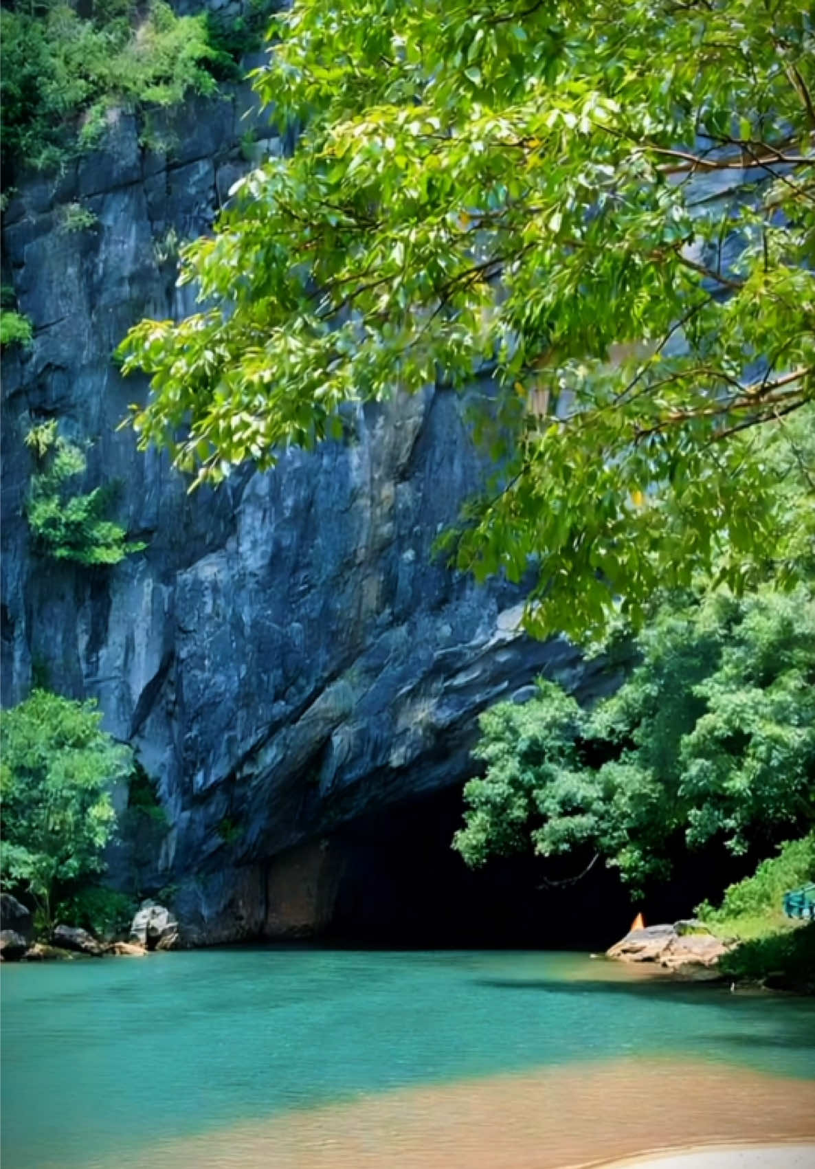 Phong Nha Cave, Son River, Vietnam 🌊🌿⛰️ A breathtaking wonder of Southeast Asia / living background for your phone. 🌍 Phong Nha Cave, nestled in the heart of Phong Nha-Kẻ Bàng National Park, Vietnam – a UNESCO World Heritage Site. Here, emerald waters of the Son River flow into a labyrinth of ancient limestone caves, carved by nature over millions of years. Known as the “First Wonder of Caves,” it is celebrated for its majestic stalactites, underground rivers, and mystical beauty. ✨ A place where history, mystery, and nature unite in perfect harmony — a must-see when exploring Vietnam. — 📸 Photo animated with AI by Travela 📍Location: Phong Nha Cave, Son River, Vietnam 🎬 Photo credit: Pen Ash #vietnam🇻🇳 #naturelovers #unesco #sonriver #travelbucketlist *Some wallpapers and animations are created using AI and are based on royalty-free photos of real locations from open sources. Each work is an original transformation and offered for personal, non-commercial use only.
