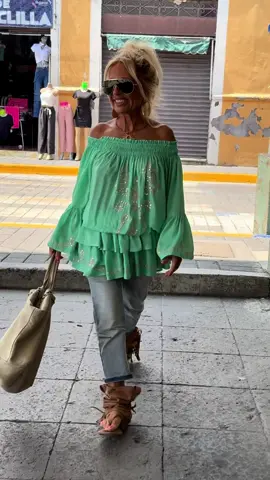 Hoy, llevo nuestra túnica Bali convertida en vestido, primero con el jean corsario pirata y después con nuestras botas-sandalias Hippie Chic. 🌹 Un look que me encanta porque puedo jugar con él de diferentes maneras. Y tú, ¿cómo la prefieres? ¿Con jean o como vestido? 💃 👉 Cuéntamelo en los comentarios, me encantará saber tu opinión. #outfit #styletok #hippiechickk #hippiechic #hippiechicshop 