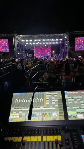 Iluminando a Roxana junto con Kumaris Sonido. 😎#IluminacionProfesional #LightingDesigner #GrandMA2 #PixelMapping #IluminaciónProfesional 