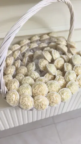 من فوق رمش العين الغرة ميالة صلوا على النبي العروس غزالة 🤍👰🏻‍♀️ . . توزيعات شموع معطرة فواحة🤍 #توزيعات #توزيعات_عروس #توزيعات_شموع_معطرة #توزيعات_شموع #توزيعات_شمع 