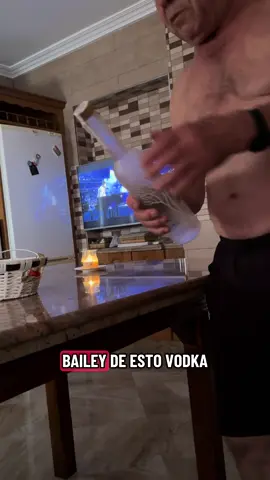 Es perfecto para suavizar la garganta😂 #vodka#regaño#abuelo#abuela#parati 