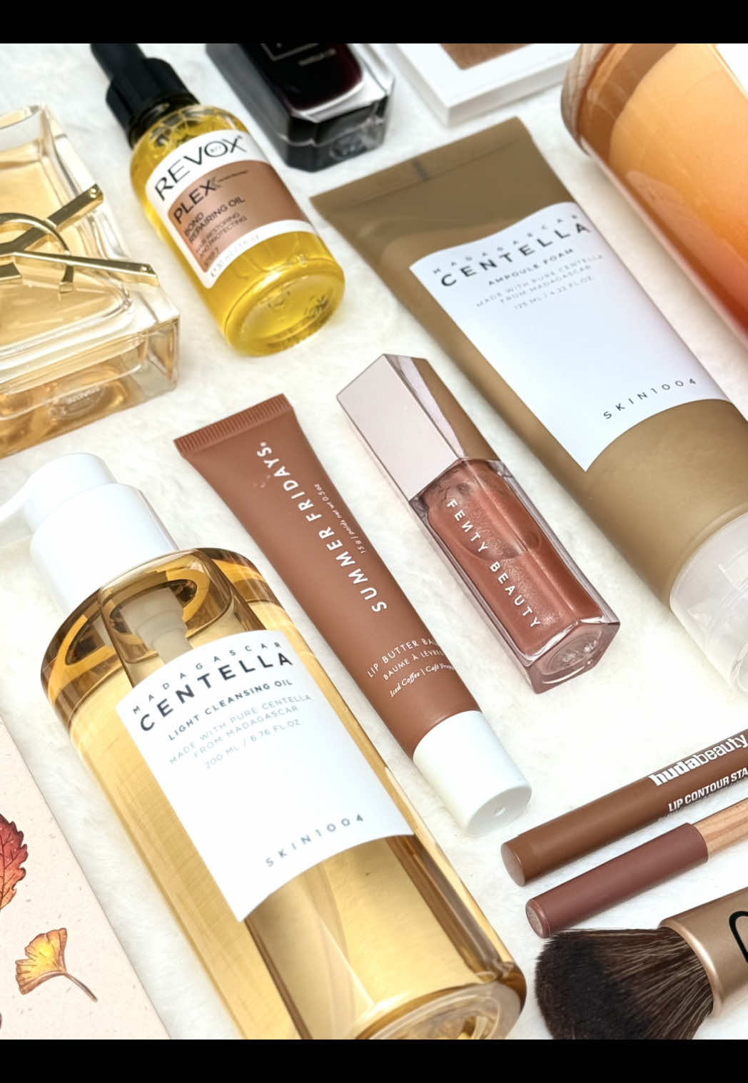 𝐼 𝑗𝑢𝑠𝑡 𝑐𝑎𝑛’𝑡 𝑤𝑎𝑖𝑡 🤭🍂🤎 L’été touche à sa fin, le mois de septembre vient de commencer et quoi de mieux de ressortir les décos d’automne, vêtements d’automne et surtout les cosmétiques aux couleurs et senteurs de l’automne 🤭🍂 @SKIN1004 US Nettoyant visage ampoule foam & l’huile nettoyante légère, le duo emblématique.  @Summer Fridays Lip butter balm iced coffee @Fenty Beauty Gloss bomb teinte fenty glow @Huda Beauty Lip contour stain teinte warm brown @makeupforever Crayon à lèvre Artist color pencil @Kayali mini parfum Vanilla  @YSL Beauty parfum Libre  @AVA & MAY bougie Pumpkin Pie ( l’odeur de l’automne 🤩 ) @Revox B77 huile capillaire réparatrice et protectrice  @Sephora Collection enlumineur Make it glow  @makeupbymario palette Glam Quad teinte Bronzey Quel est votre saison favorite ? Et vos produits chouchou pour l’automne/hiver ? 🍁🤎 #autumn #fall #spookyseason #skincare #beauty 