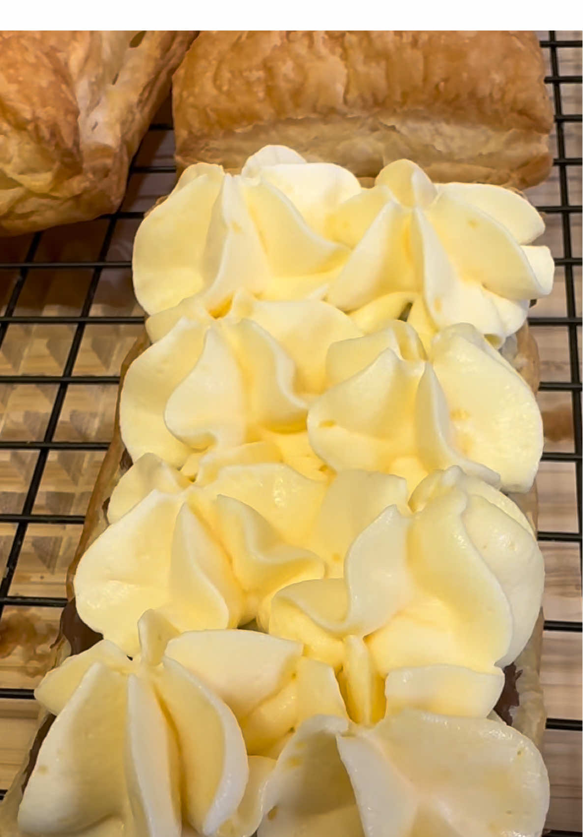 Hrskavo i kremasto Crispy & Creamy Sastojci: 	•	1 pakiranje lisnatog tijesta 	•	Za kremu: 	•	4 žumanjka 	•	70 g šećera 	•	2 vanilin šećera 	•	20 g škroba 	•	400 ml mlijeka 	•	200 ml vrhnja za šlag 	•	U zdjeli pomiješajte žumanjke, šećer, vanilin šećer i škrob dok ne dobijete glatku smjesu. 	•	U drugoj posudi zagrijavajte mlijeko dok ne počne ključati, a zatim ga polako ulijevajte u smjesu sa žumanjcima, stalno miješajući. 	•	Vratite smjesu u posudu i stavite na laganu vatru. Kuhajte, stalno miješajući, dok se krema ne zgusne. 	•	Kada se krema zgusne, maknite s vatre i ostavite da se ohladi. 	Za završni sloj: 	•	U ohlađenu kremu umiješajte vrhnje za šlag koje ste prethodno čvrsto umutili. 	•	Na svaki pečeni komad lisnatog tijesta stavite malo kreme, a zatim prema želji možete dodati Nutellu.  #vanilla #nutella #timelapse #puffpastry #lisnato