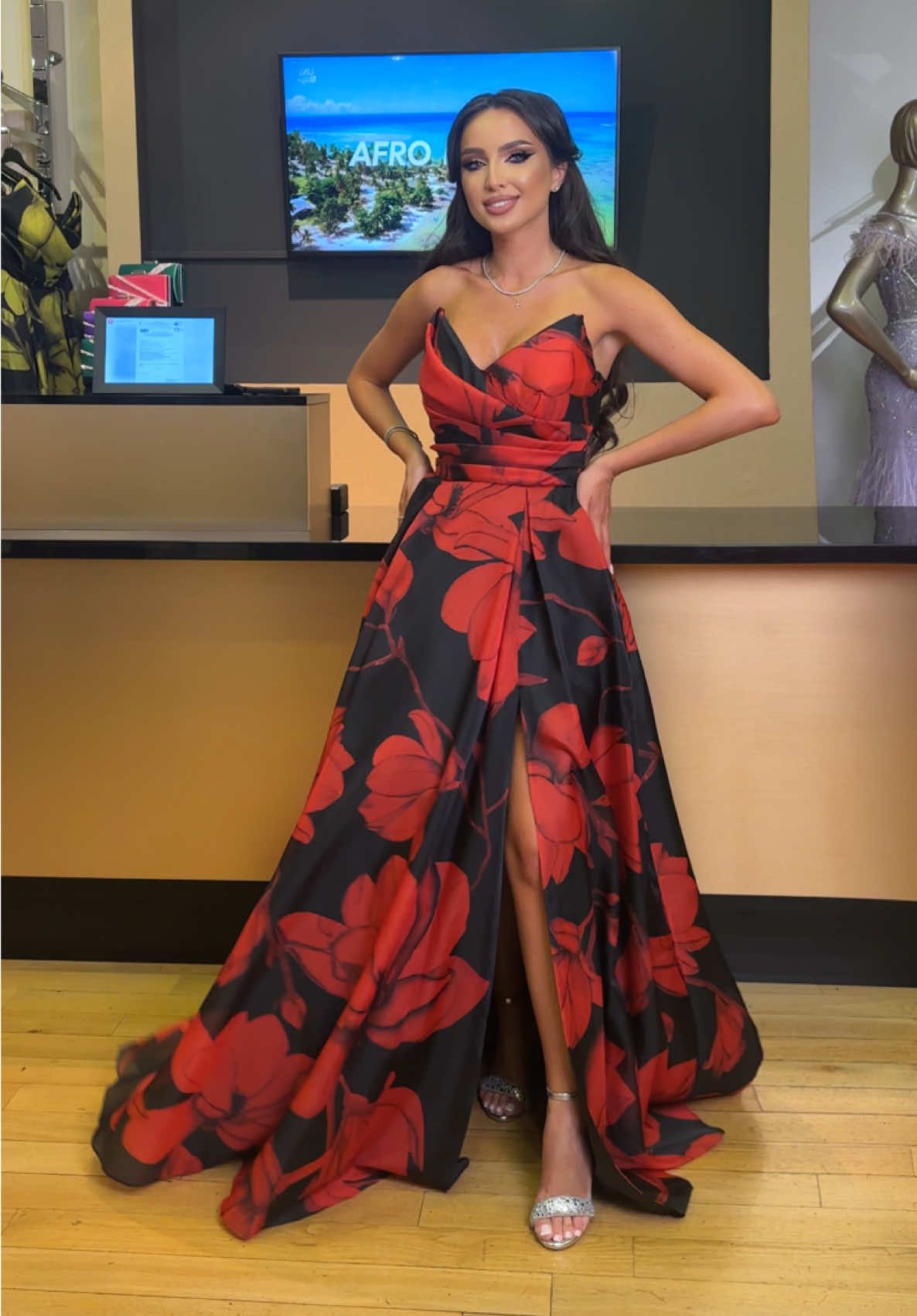 Rochii create să oprească timpul. Divine prin prezență, fine în detaliu, elegante în esență. Descoperă-le la Hellen Fashion. ❤️‍🔥⚜️ Magazinele noastre: • Parklake, parter, Bucureşti, Romania • Unirea Shopping Center, etaj 1, Bucuresti, Romania • Mega Mall, nivel 1 şi -1, Bucuresti, Romania • Iulius Mall, Suceava, Romania We love to make you shine •• #hellenfashion #choosetoshine 