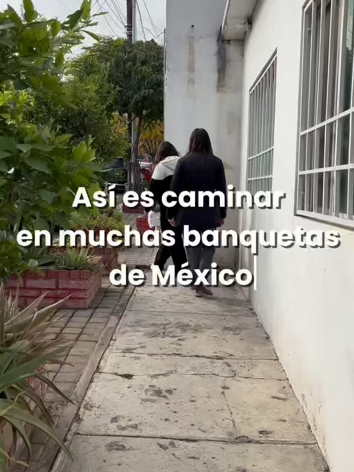 Caminar en las banquetas mexicanas es casi un deporte extremo ¿Te ha pasado? 🚶⚠️🙃 Las banquetas deberían ser espacios seguros y accesibles para todas las personas, pero la realidad es otra: autos invadiéndolas, infraestructura mal ubicada, desniveles imposibles y cero accesibilidad. ¿Cómo te imaginas una banqueta ideal para el acceso e inclusión de todas las personas? 💬👇 #banquetas #BanquetasParaTodxs #ciudadcaminable #urbanismo #urbanism