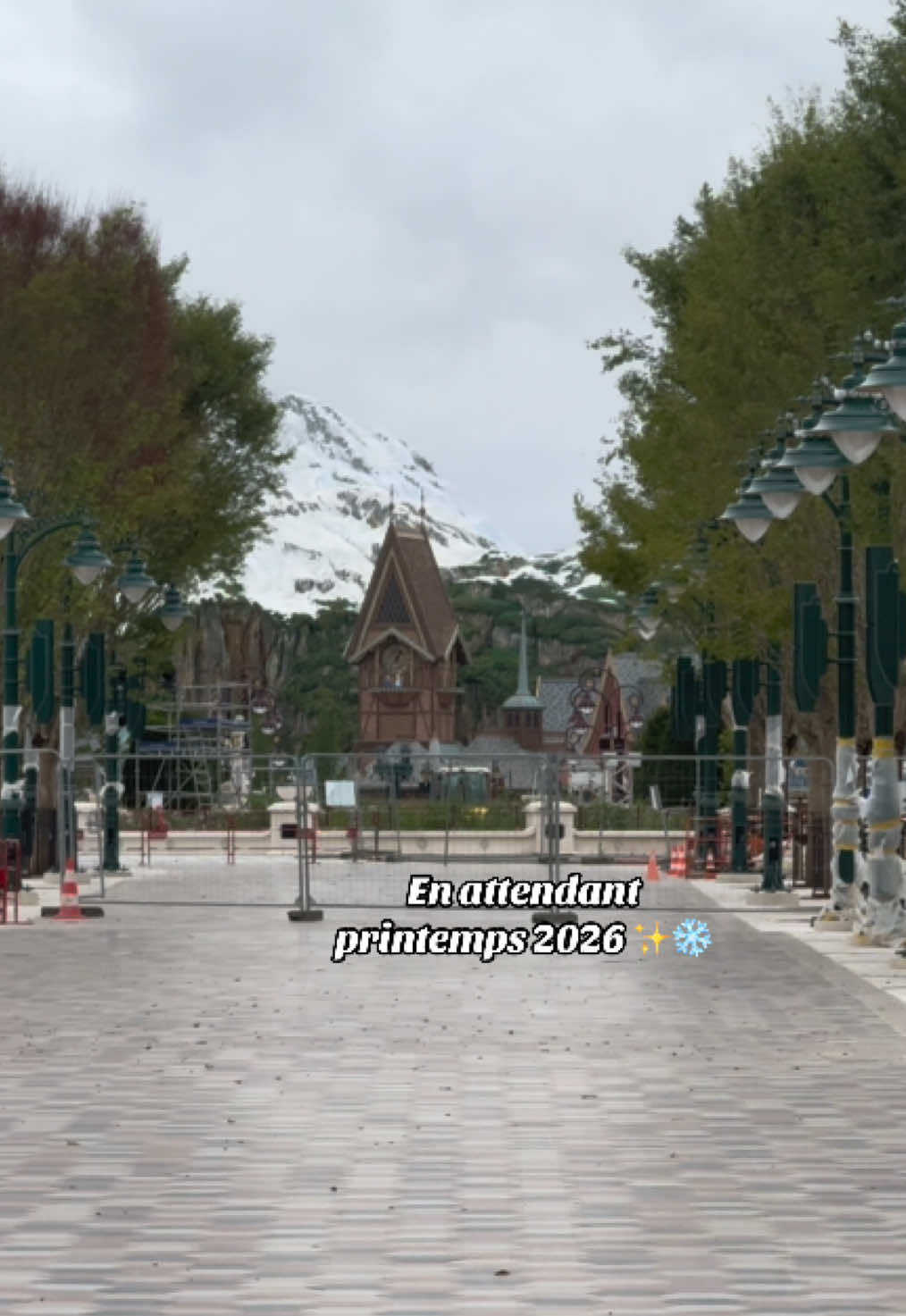 Vous avez aperçu les petites statues d’Anna et Elsa ?  Petit aperçu du land Frozen ❄️  #disneylandparis #landfrozen #dlp #arendelle #waltdisneystudios  