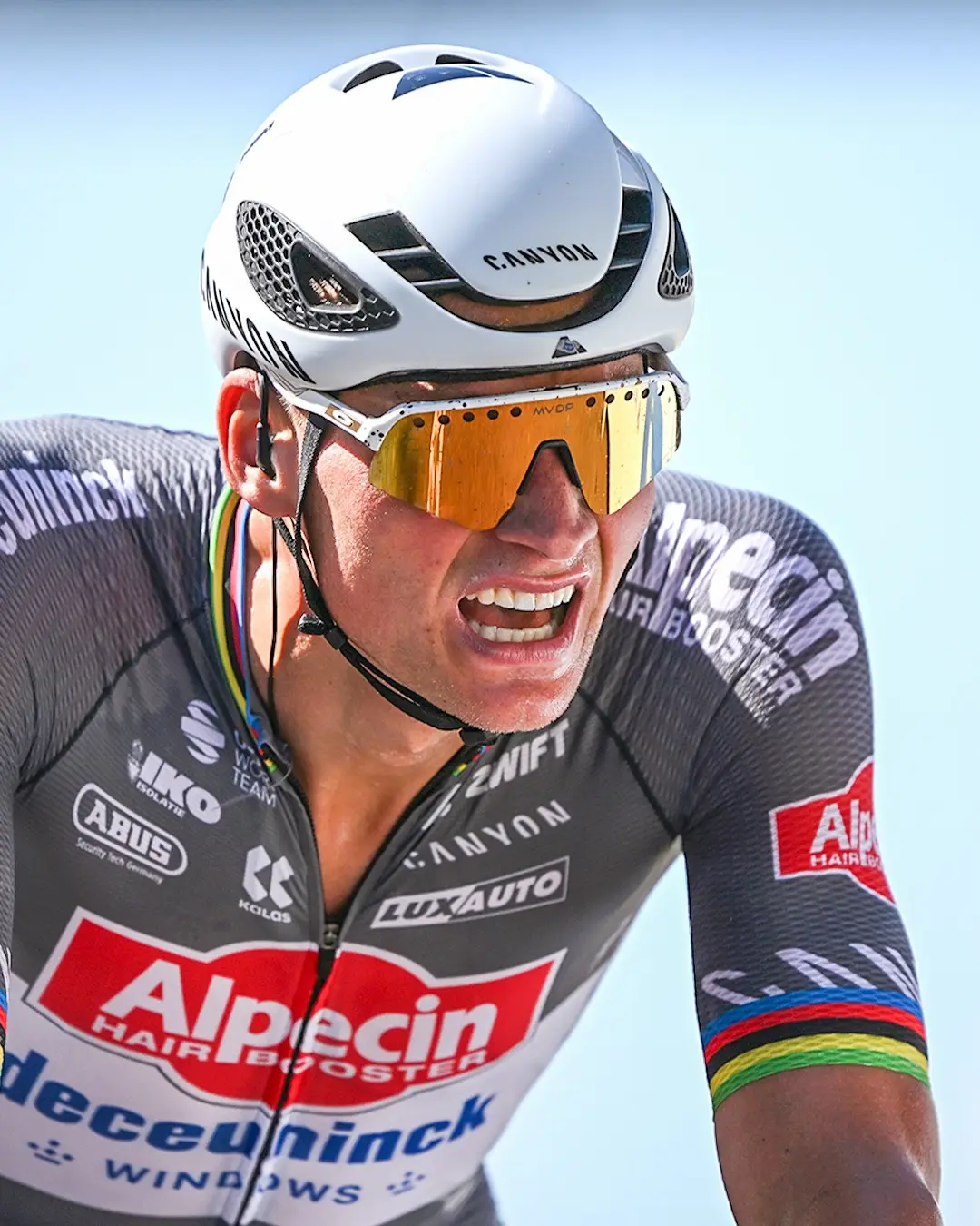 Can Mathieu van der Poel achieve his goal of becoming a world champion in yet another discipline? We get expert analysis on his chances and break down the latest in cycling news, from major injuries to surprising travel stats. Check out the full video now! 📺 Link in bio! 📺 #VanDerPoel #CyclingNews #MTB