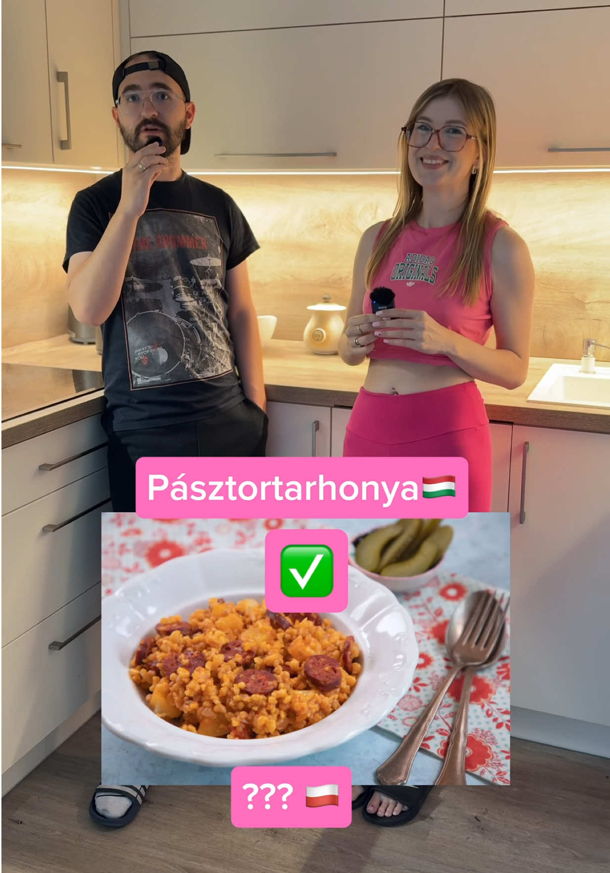 Pásztortarhonya 🇭🇺⬇️🥘 Składniki: 👉 Boczek🥓  👉 Sucha kiełbasa  👉 Ziemniaki (3 duże 🥔) 👉 Cebula (pół 🧅) 👉 Papryka biała (1) 👉 Pomidor (pół 🍅) 👉 Woda 👉 Tarhonya (drobniutki makaron) (1 duża szklanka) 👉 Troszkę smalcu na patelnie  👉 Papryka w proszku  👉 Pieprz 👉 Sól Pokrój wszystko na małe kosteczki, kielbase pokrój w plasterki. Na początku daj troszkę smalcu na patelnię, podsmaż boczek i kiełbasę. Kiedy nabiorą trochę koloru dodaj cebulę, pomidora i paprykę. Po 5 minutach dodaj drobny makaron i podsmażaj razem aż się trochę usmaży - następnie dodaj trochę wody (2 szklanki) i wrzuć ziemniaki. Dopraw papryką w proszku, pieprzem i solą. Gotuj aż woda wyparuje, i az ugotują się ziemniaki i makaron. Smacznego! 🤗 Przygotowanie: max 1 godzina ⏰ Zapisz sobie ten przepis i zostań po więcej Polsko węgierskich smaczków 😄🤤 #polska🇵🇱 #węgry #śmieszne #gotowanie #főzés  