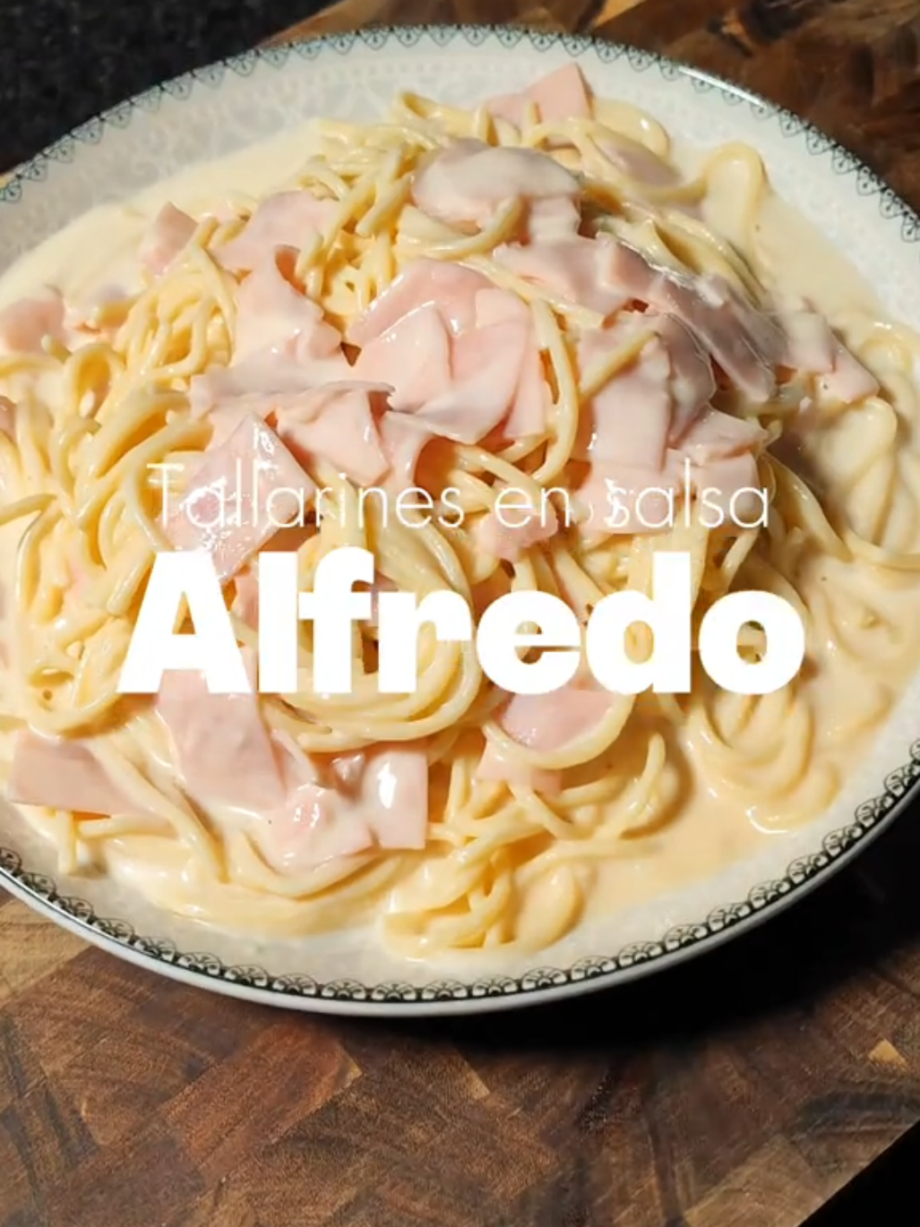 Tallarines en salsa Alfredo Ingredientes 150 g tallarines  17 g de mantequilla 17 g de harina sin preparar 120 mililitros de leche 70 g de jamón 20 g de queso parmesano Sal, pimienta y ajos en polvo  #recetasrapidas #recetascaseras #pesto #pasta #usa 