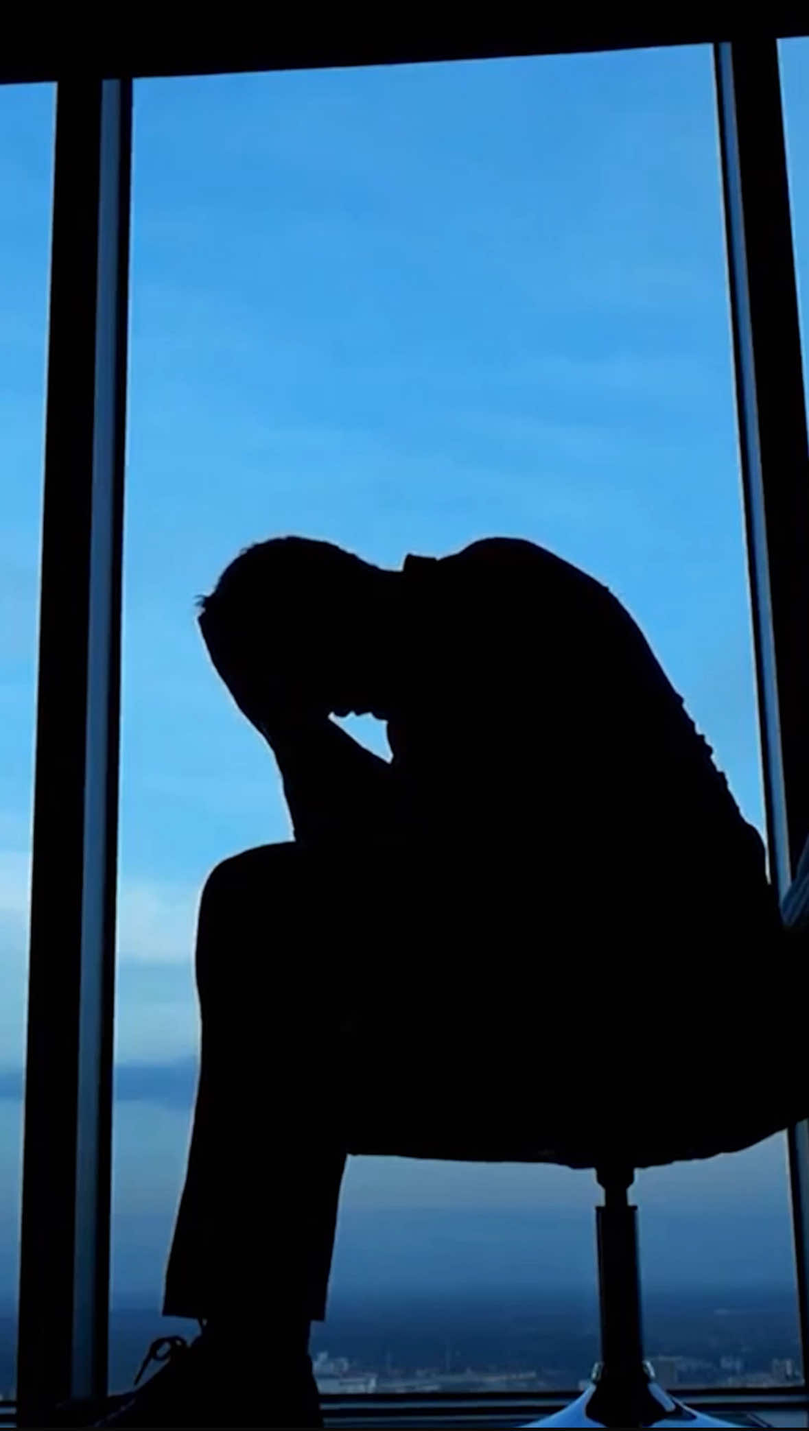 Do you ever want something so badly, and it just doesn’t come? Rabbi Shalom Landau שליט״א explains the more desperate you are, the more it runs away. Chazal teach that blessing comes from calmness and bitachon, not frantic grabbing. Desperation blinds you to what you already have and blocks the flow. Real abundance comes when you act with clarity and strength. Calm steps open the gates, not panic. ✨ This video is dedicated L’zchus: • Shimon Ben Chaya • Noa Bat Shira • David Ben Rivka • Tzipora Bat Miriam To dedicate or sponsor a future video, DM us. #shabbat #shalom #rabbi 