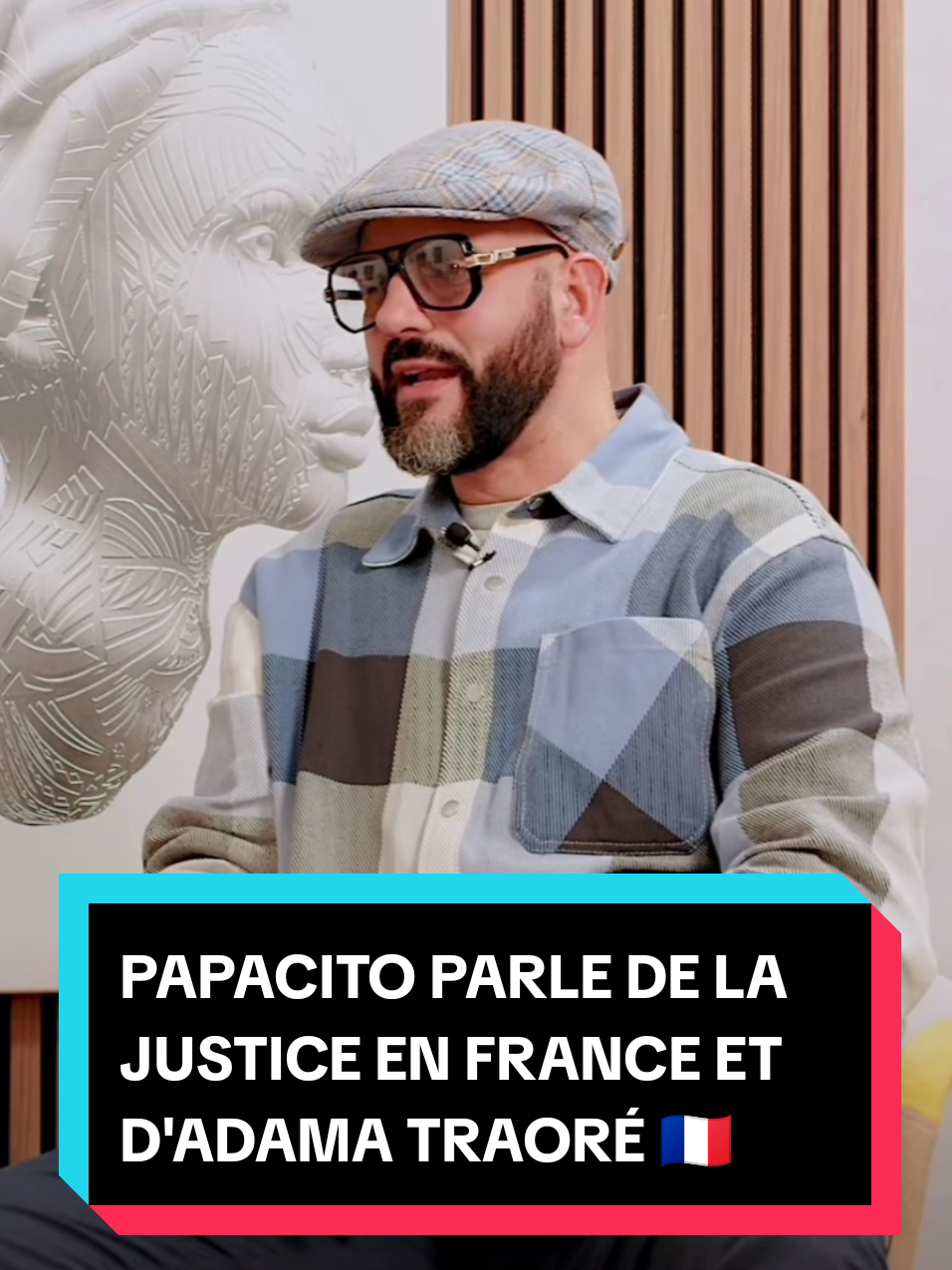 Les gens qui ne commettent pas de crimes finissent rarement sous les genoux d'un flics ! #papacito #adamatraore #traore #justice #afrique 
