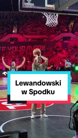 Tak @Grabo przeskoczył Roberta Lewandowskiego, który z trybun ogląda mecz Polska-Francja na Eurobaskecie 2025 w Spodku w Katowicach 🏀 Panowie piłkarze - patrzcie na koszykarzy i teraz czas na Was ⚽️ #robertlewandowski9 #spodek #spodekkatowice #eurobasket #grabodunks 