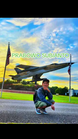 faktanya #prabowosubianto  memborong peralatan tempur,  bukan untuk pertahanan negara,tetapi untuk memerangi rakyat yang,meminta keadilan kesenjangan ekonomi yang di bikin pejabat rakus