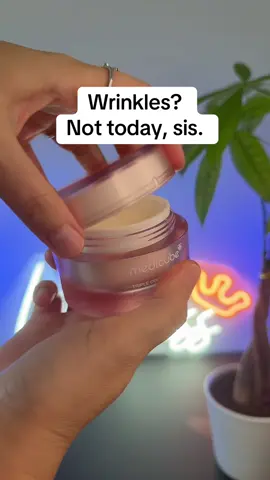 Medicube Triple Collagen Cream = your daily glow-up in a jar. Hydrates, firms, and plumps skin so you can flex that smooth, youthful vibe. 💕 Fine lines? Smoothed. Confidence? Boosted.