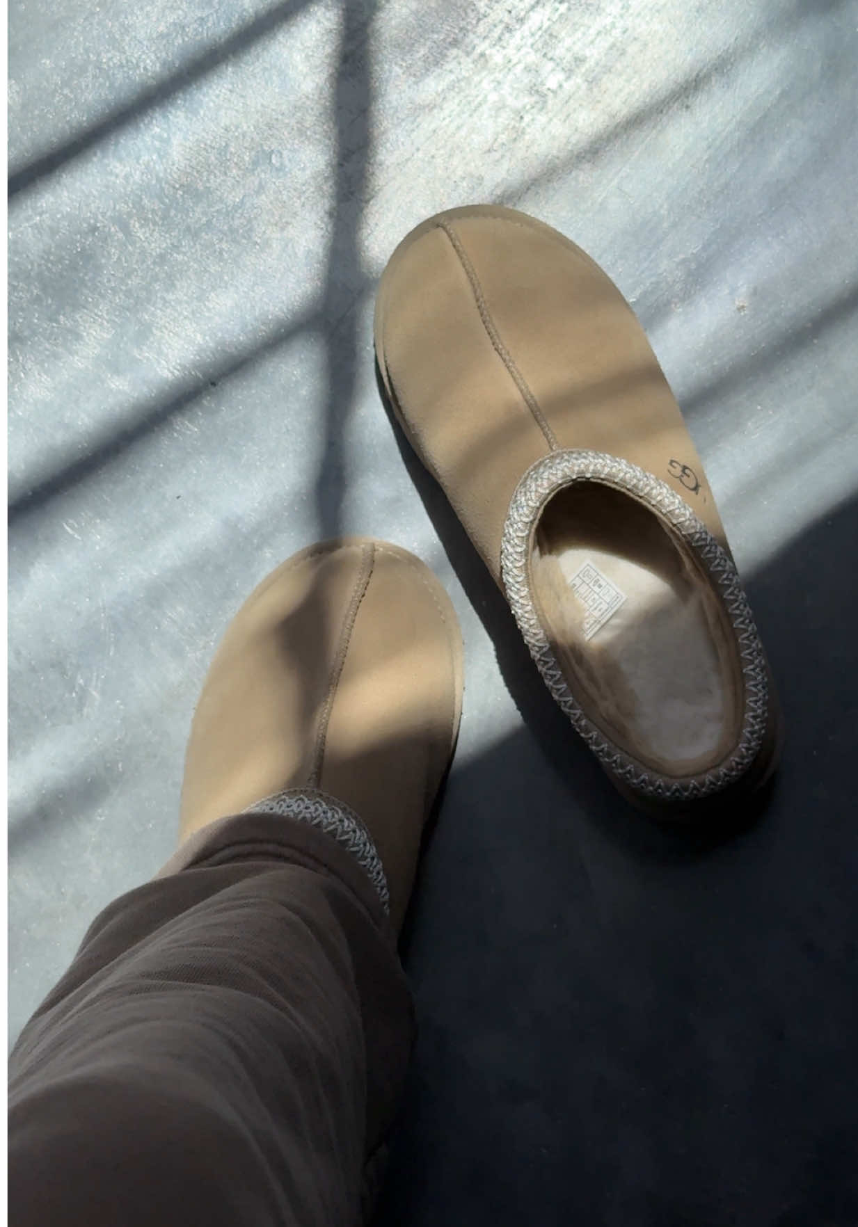 i’ll be here 🙂‍↕️🍂🕯️🫶🏼 #bedroomideas #movienight #nightinmylife #apartmentliving #projector 