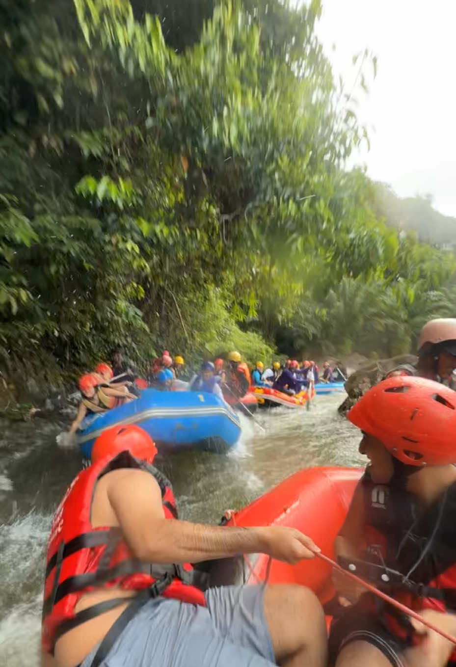 الرافتينغ من طقوسه ترش اللي جنبك 😂🚣🏻‍♀️ والميانه فل  #رافتينغ #شاطى #شاطئ_باتونغ #تايلند🇹🇭 #بوكيت_تايلاند❤️❤️🙏 