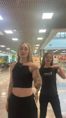 a dancinha no aeroporto não podia faltar 