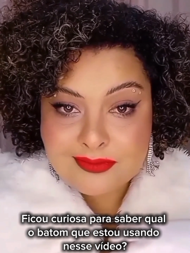 Ficou curiosa para saber qual o batom que estou usando nesse vídeo? Te apresento o batom que é sucesso em todas as cores! O Batom Líquido Eudora Make Matte Supreme tem várias tonalidades maravilhosas para combinar com cada estilo e ocasião. Mas confesso: a minha queridinha é a cor Vermelho Âmbar  – intensa, elegante e simplesmente apaixonante! Acabamento matte sofisticado  Ultra confortável nos lábios  Alta pigmentação com só uma aplicação Longa duração sem craquelar Seja no dia a dia ou naquela ocasião especial, este batom vai transformar o seu look e garantir uma boca poderosa! #TikTokShopBrasil #batomvermelho #eudora #Promoção #batom 