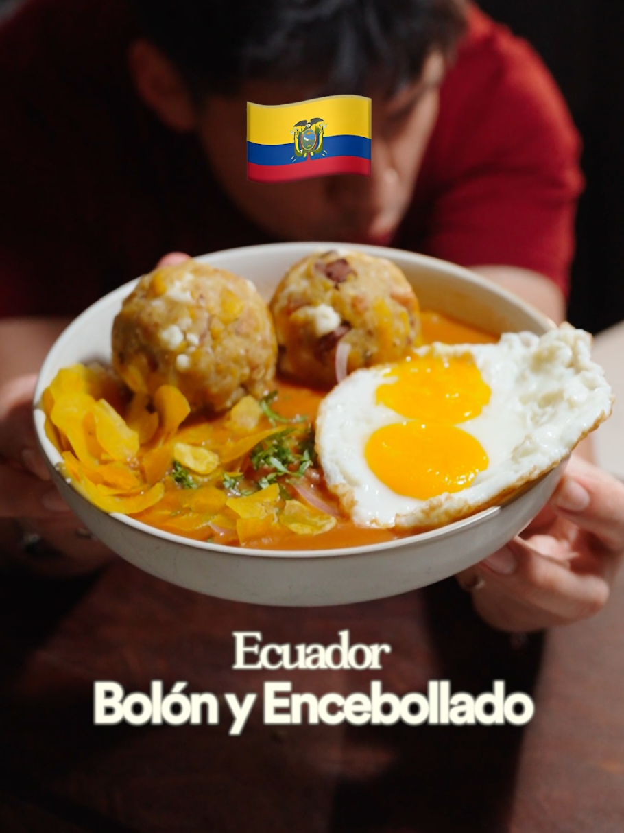 Rival 02 – Ecuador | Bolón con Encebollado [Bolón] • Panceta sin piel ni hueso – 1 kg • Cebolla – 1/2 u • Ajo – 4 u 1. Troza pequeño y cubre con agua a la mitad; cocina hasta que seque. 2. Dora muy bien. Reserva. • Plátano verde – 2 u • Plátano maduro – 2 u • Manteca – 3 cdas • Queso fresco – 250 g 1. Pela y corta; fríe verdes 6 min y maduros 4 min. 2. Maja con 1/4 del chicharrón, manteca y sal. 3. Incorpora chicharrón y queso; forma bolas de ~150 g. [Salsa de Queso] • Queso fresco – 120 g • Queso crema – 20 g • Ajo – 1 u • Leche – 100 ml 1. Licúa todo e incorpora la leche poco a poco. [Encebollado] • Cebolla – 250 g • Tomate – 250 g • Ajo – 20 g • Pimiento verde – 100 g • Pimiento rojo – 100 g • Achiote • Sal, pimienta, comino, orégano • Cubitos de caldo de pescado – 3 u • Agua – 600 ml • Ramas de culantro, perejil y apio • Ají peruano (paprika) – 1 cdta • Yuca cocida – 600 g • Cebolla – 2 u 1. Dora los vegetales con aceite y achiote; condimenta. 2. Añade agua y los 3 cubitos; rompe hervor. Incorpora culantro, perejil y apio; retira a los 5 min. 3. Licúa parte del fondo con un poco de yuca; disuelve el ají. 4. Cuela y sirve con cebolla, culantro y chifles. #ibai #ecuador #bolon #encebollado #mundialdedesayunos 