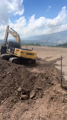 2 días de la remodelación de centro deportivo Fabricio Ojeda cacha Luis Marcano en agradecimiento a Carmen Menledez