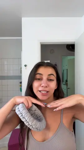 Letting yall in on my secret to glowing skin! This is part of my daily skincare routine, especially in the summer when you get that bronzed glowy look to match your tan! And most importantly it’s about protecting your skin, keeping it moisturized and safe from the sun ☀️ #sunscreen #skincareroutine #jlobeauty #dailyskincare #elf 