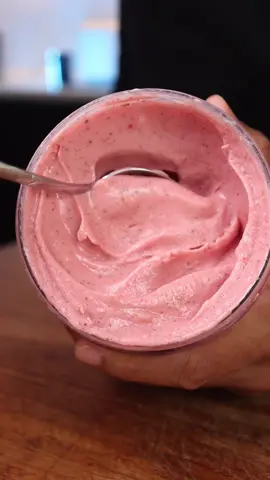 SMOOTHIE DE MORANGO COM BANANA  INGREDIENTES: 2 xícaras de morangos congelados 🍓 1 banana grande madura 🍌 ½ copo (120 ml) de leite integral 🥛 4 colheres de sopa de iogurte proteico (≈60 g, 18 g de proteína a cada 175 g) 🥄 2 colheres de sopa de sementes de chia 🌱 MODO DE PREPARO: Corte a banana em rodelas e congele junto com os morangos (pode deixar em saquinhos tipo ziploc). Coloque as frutas congeladas no liquidificador. Adicione o leite, o iogurte e a chia. Bata até ficar bem cremoso. Sirva na hora e aproveite! ✅ Informação nutricional aproximada (receita inteira): Calorias: ~480 kcal Proteína: ~18 g 👉 Rende 1 porção grande ou 2 menores (~240 kcal e 9 g proteína cada). #brunoeeeats #receitas #receita #saudavel #smoothie