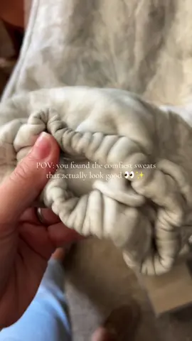 These limited edition Comfrt camo sweatpants are my new obsession 🙌 Oversized fit, cozy fleece lining & on-trend camo print… comfrt is basically the only pants I want to wear this fall 🍂 #ComfrtSweats #cozyandfit #fallootd #comfyandcute #StreetwearStyle 