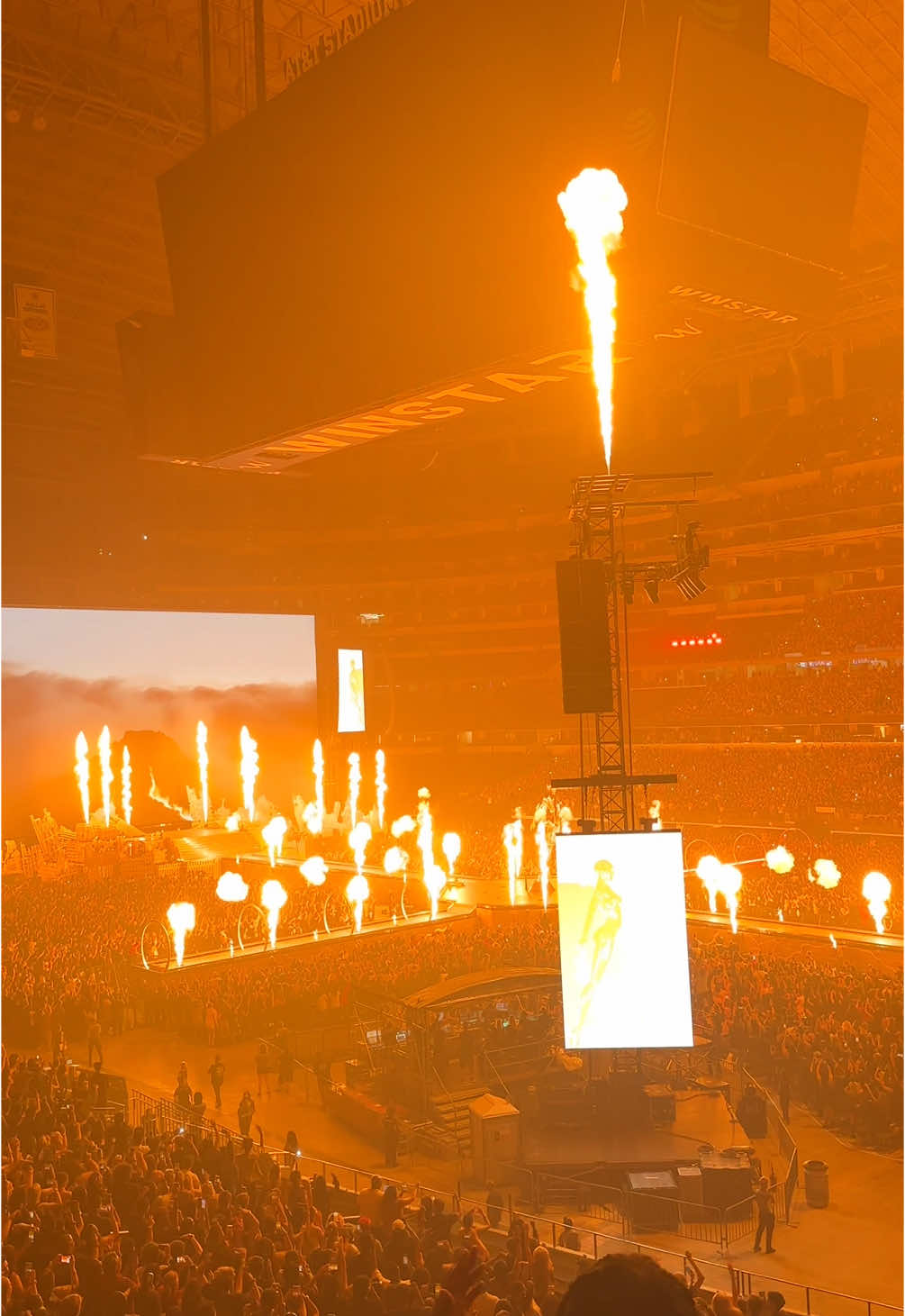 My heart is full. What a night!! #theweeknd #theweekndconcert #concert #afterhourstildawnstadiumtour #abel #xo #videotransition 