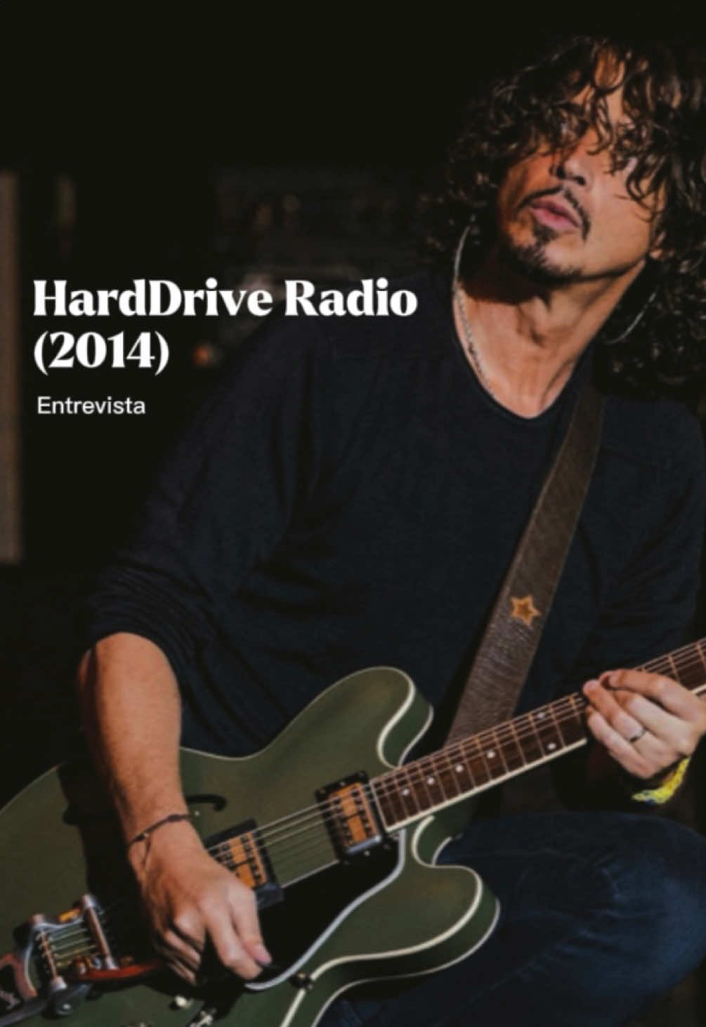 En esta entrevista para HardDrive Radio (2014), Chris Cornell habló sobre cómo su manera de escribir letras evolucionó hacia un enfoque más autobiográfico. 💬 “Outshined fue un punto clave, porque aunque pensé que lo que escribía era tonto y sería juzgado, resultó ser la mayor conexión que había tenido con los fans. Eso me dio la confianza para seguir ese camino.” 🎞️ Subtítulos en español realizados por @lacornellpedia.  #chriscornell #soundgarden #chriscornelltribute #chriscornellforever #noonesingslikeyouanymore 