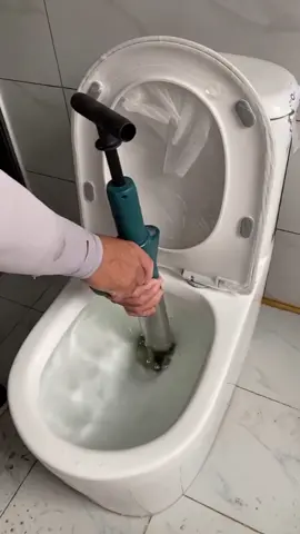 Desentupidor de vaso sanitário potente, rápido e eficiente. Modelos manual, líquido,  e alta pressão. Solução prática para o seu banheiro. #desentupidor #desentupimento #desentupimentodepiapetropolis #DIY 