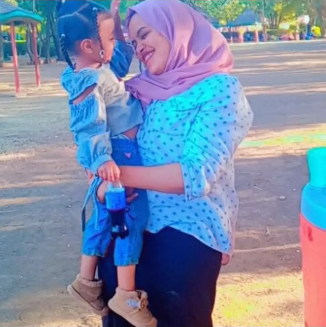 أغنية الندامى كل ما اسمعها بتذكر الجامعة و قعدات العصرية و الونسة و لم غناها لينا بابكر بصوته ❤️ دايما كانت بتستوقفني عبارة  يا حبيب القلب و الروح و يا روح الندامى يا كحيل الطرف يا من اورث القلب سقاما هل ممكن ان انسان يصل مرحلة ان يكون رفيق الروح يكون سبب في وجع الروح زاتها!!!! فطوالي بسترجع ابو السيد و هو بقول ان طعم الحب مثل الشهد و في الحب حداقا  غير أني يا حبيب القلب استحلي مذاقا🥺🥺 يا سلااااااااام  أغنية عبارة عن سكون و وصف دقيق للحب❤️