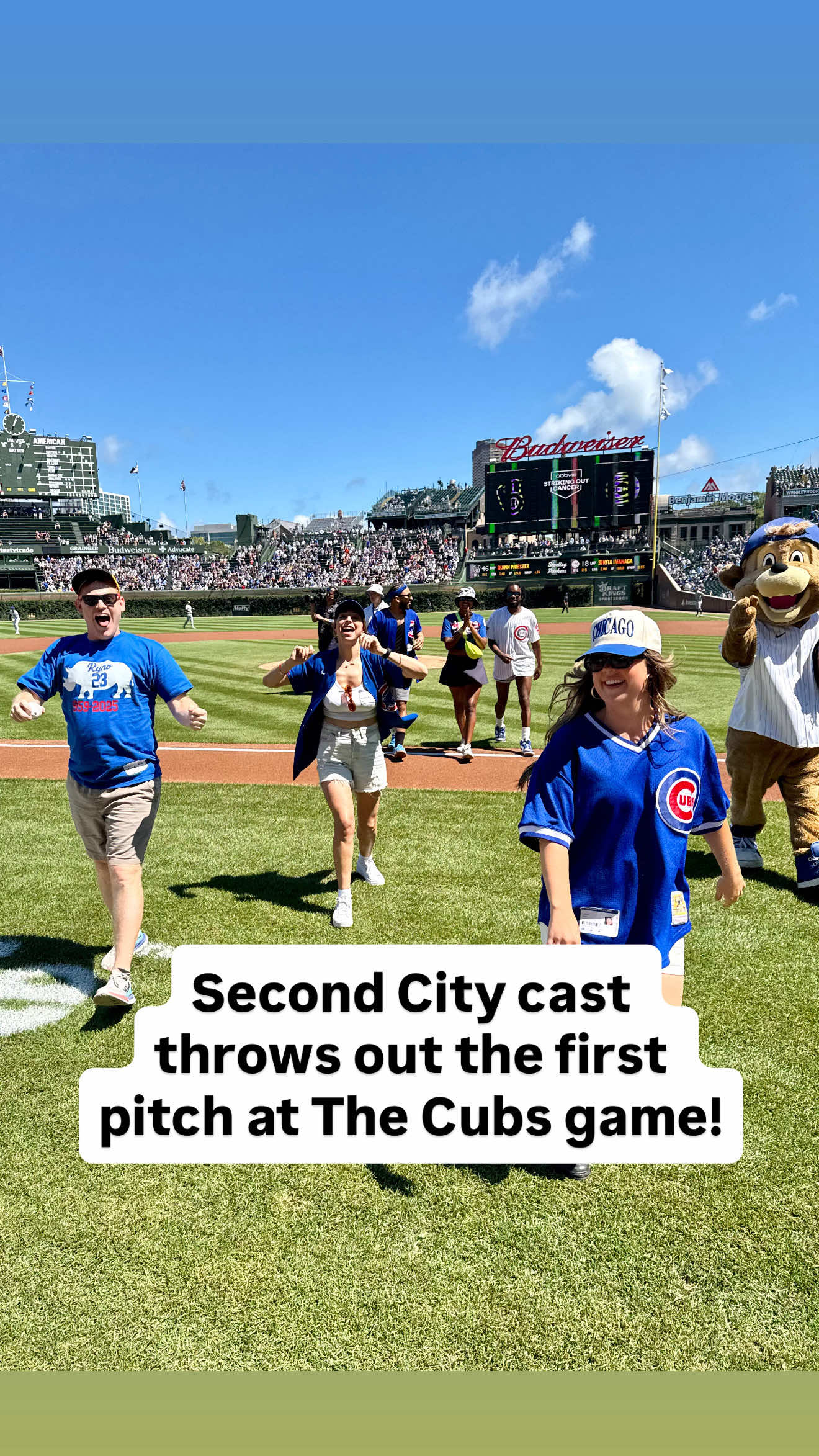 Proving once and for all theatre kids can also be good at sports 🤙🏼 Come see The Second City mainstage cast do what they do best in “This Too Shall Slap” running Tuesdays-Sundays! Tickets at the link in our bio. #chicagotiktok #chicagocubs #chicagocubsbaseball 