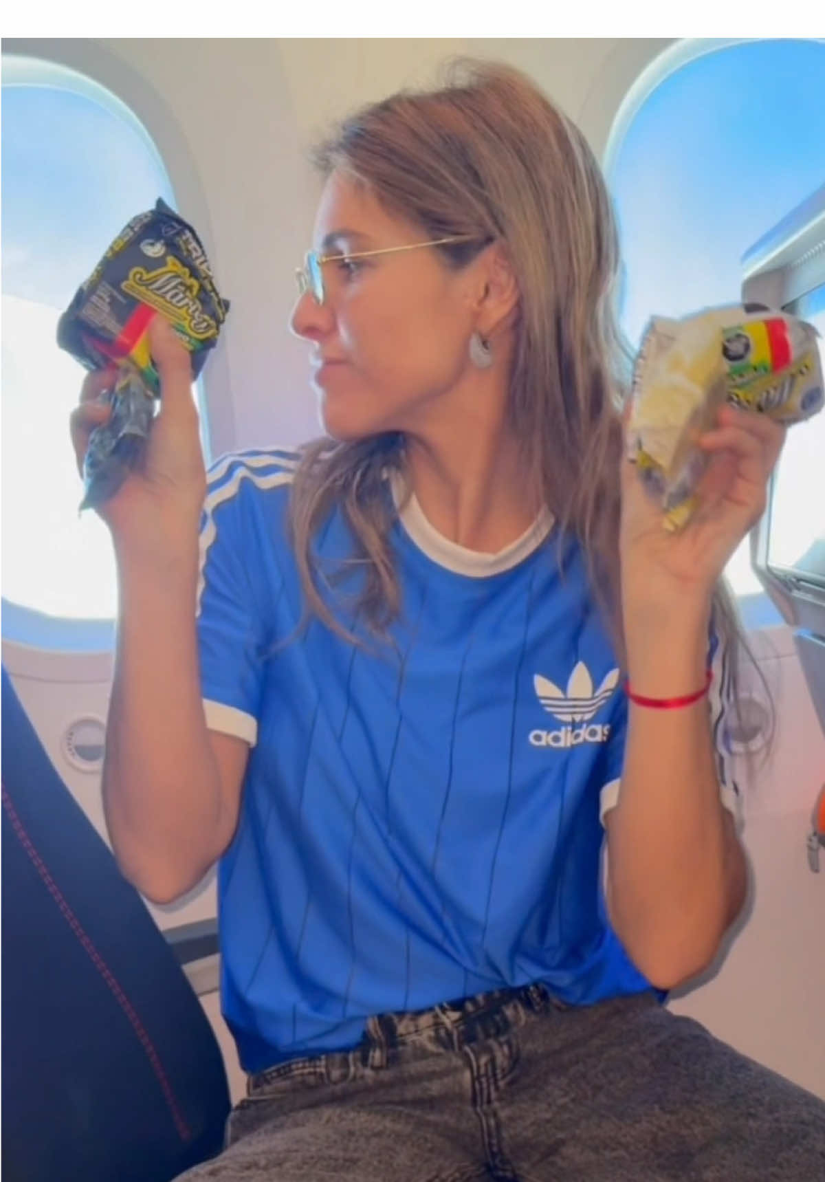 Modo viaje ON ✈️✨ Y por supuesto con Marley: ese alfajor lleno de dulce de leche y chocolate que te acompaña en cada momento épico 💛🍫 Porque no hay mejor compañero de viaje que un bajonero listo para tu antojo.  @thamicamacho